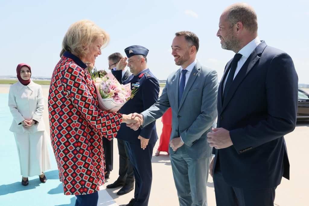 Кралица Матилде при пристигането си в Турция.