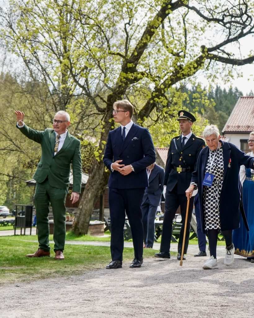 Свере Магнус с придружители.