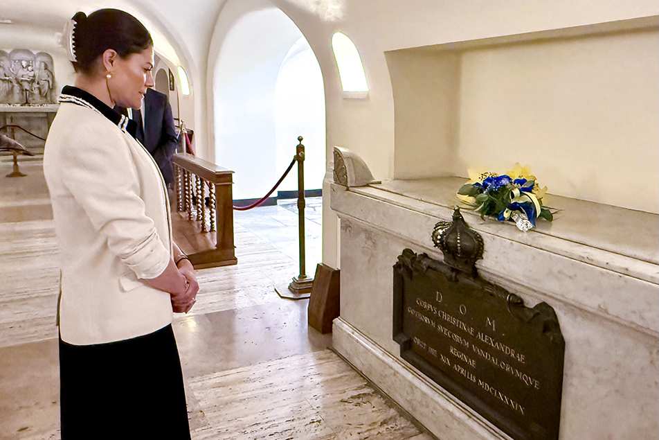 Виктория отдава почит пред гробница.