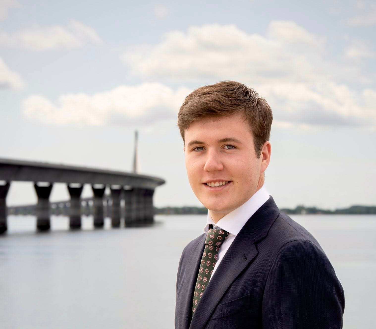 Принц Кристиан пред мост.