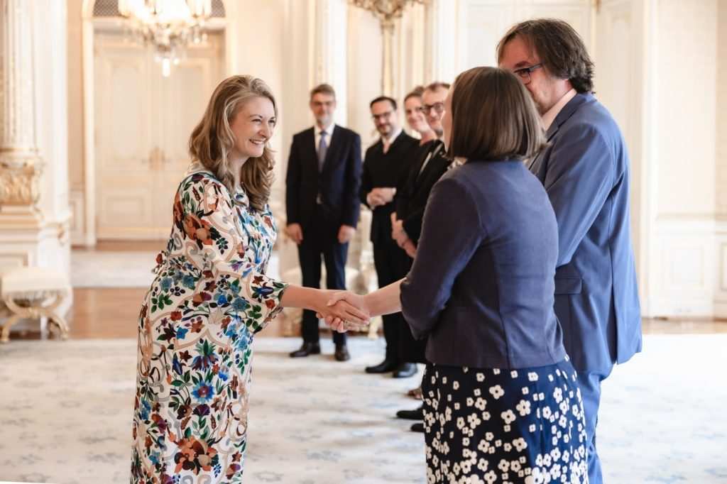Великата херцогиня Стефания се здрависва с група хора.