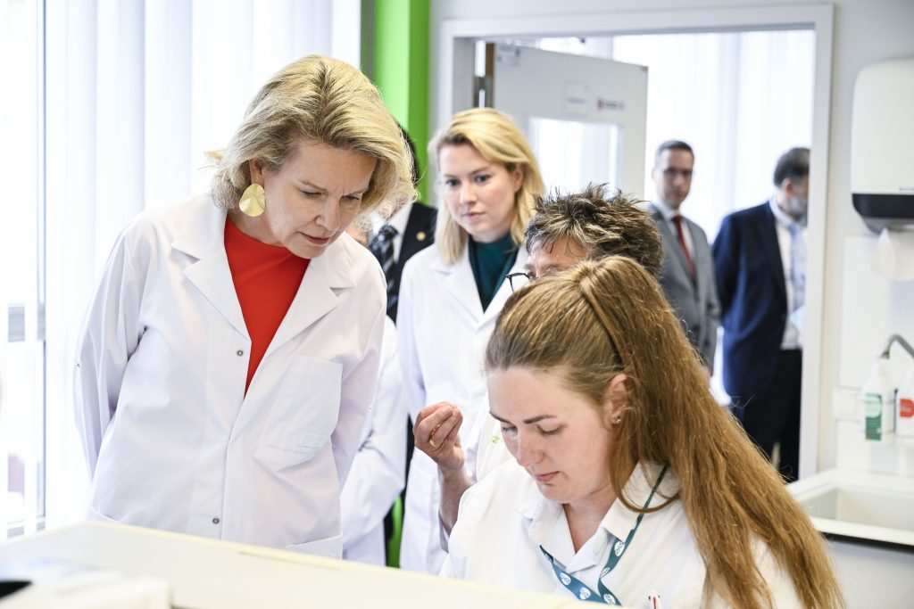 Лаборант подготвя стъклени проби за изследване.
