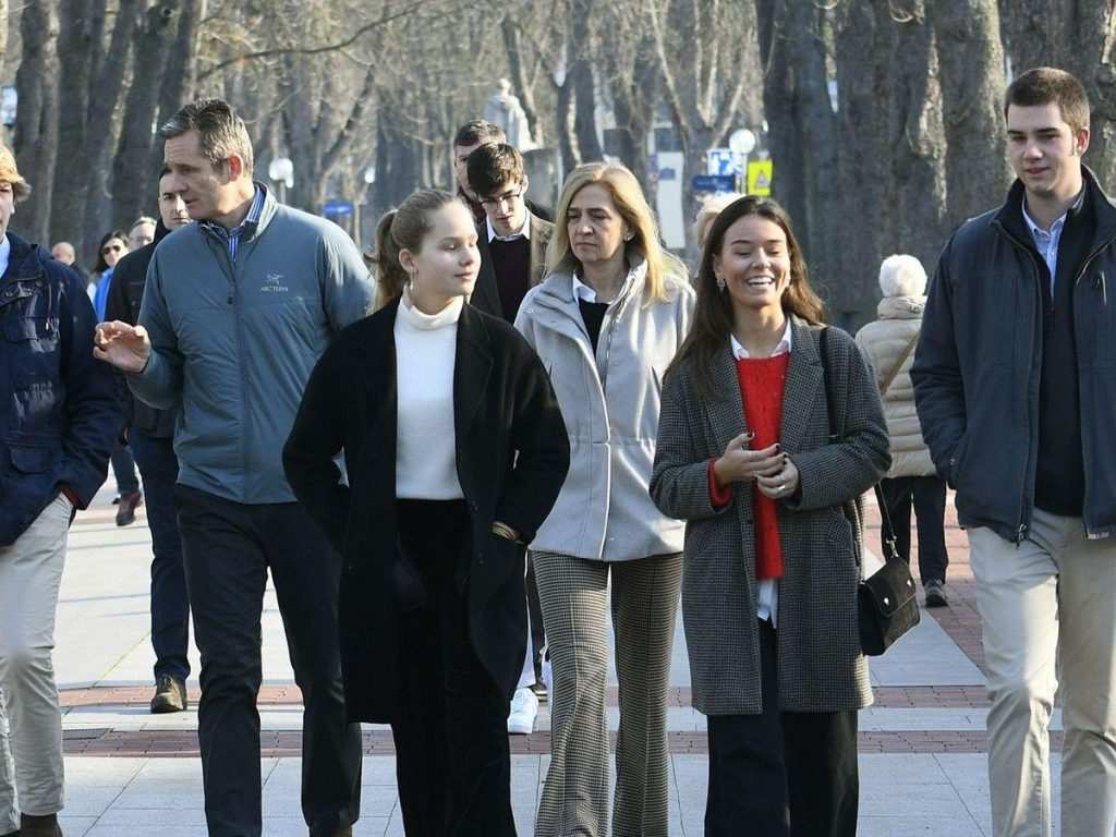 Инфанта Кристина в компанията на четирите си деца.