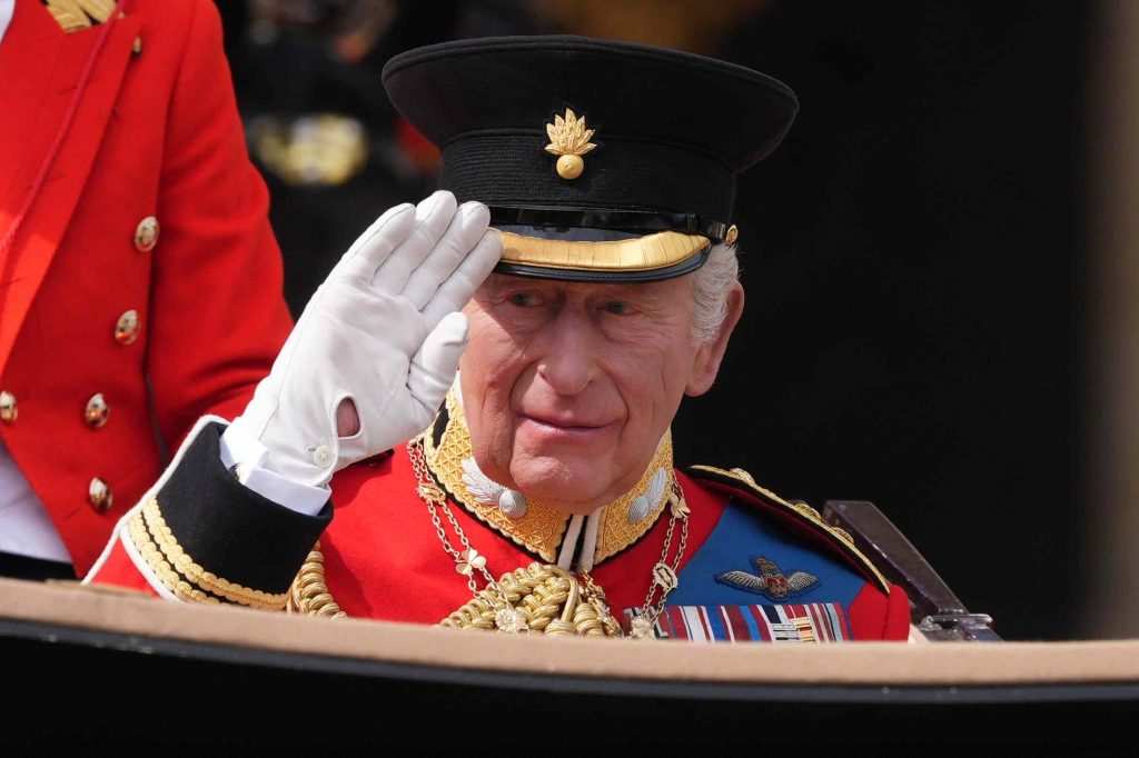 Крал Чарлз Трети в карета по време на парада.