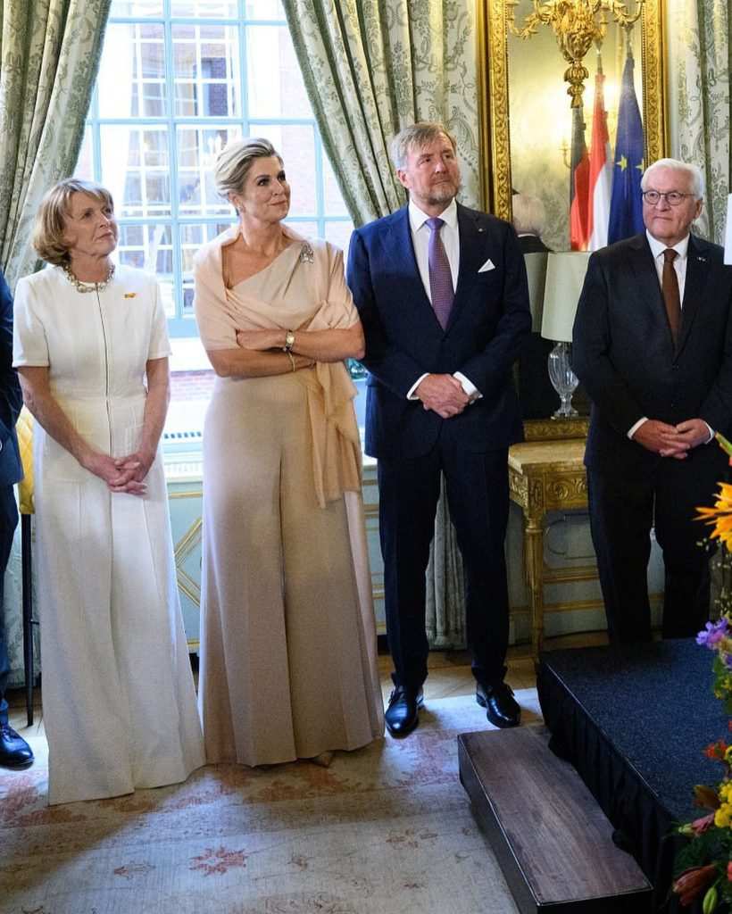 Кралската и президентската двойки в цял ръст.