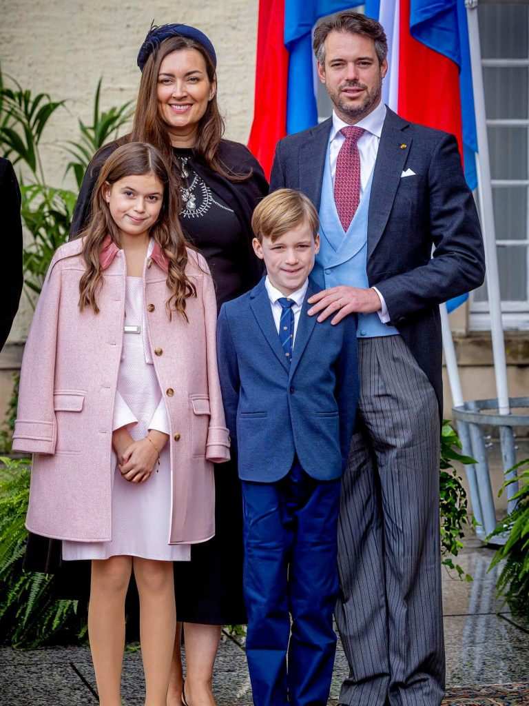 Принцесата с родителите и брат си.