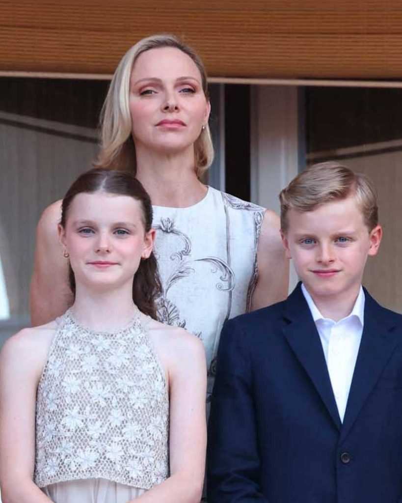 Принцесата с двете си деца на балкона. 