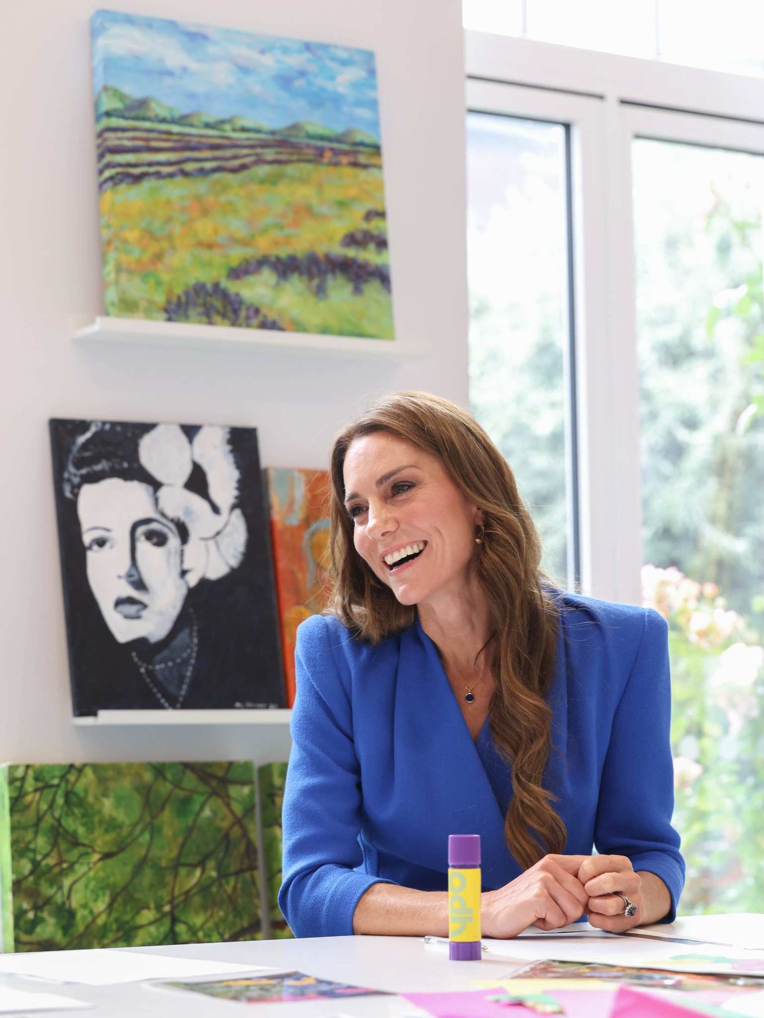 Принцесата говори с лекари в болницата.
