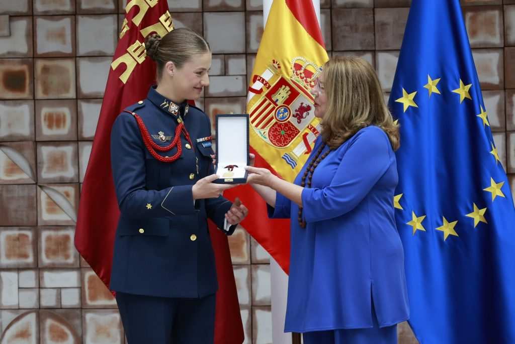 Принцесата и председателката с медала пред знамена.