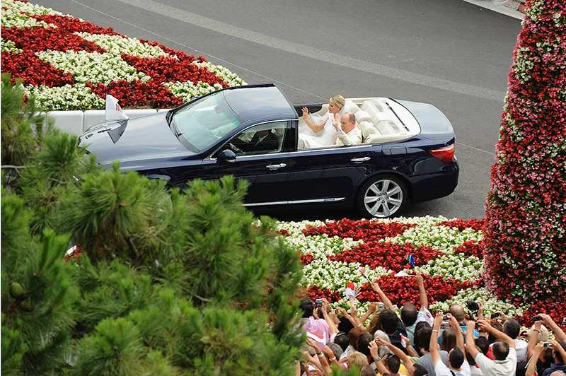 Младоженците в открит автомобил. 