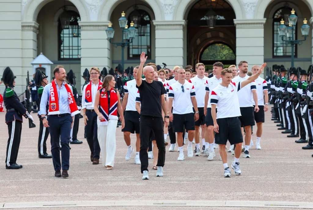 Кралските наследници излизат пред феновете на площада в Осло. 