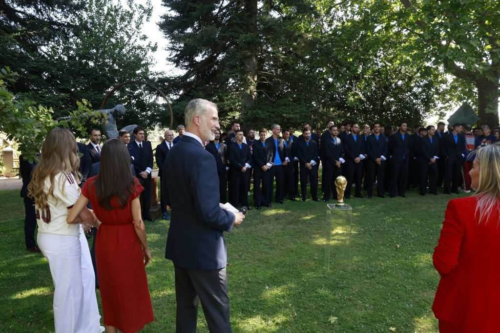 Крал Фелипе VI говори пред футболния отбор.