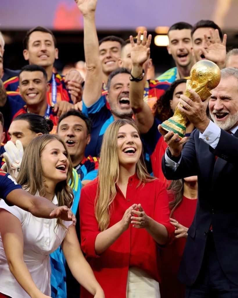 Крал Фелипе вдига трофея пред дъщерите си.