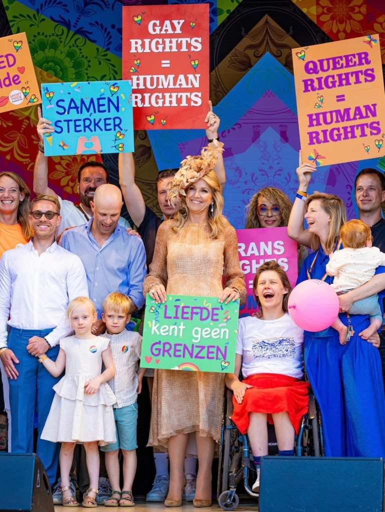 Кралица Максима сред младежи на Youth Pride.