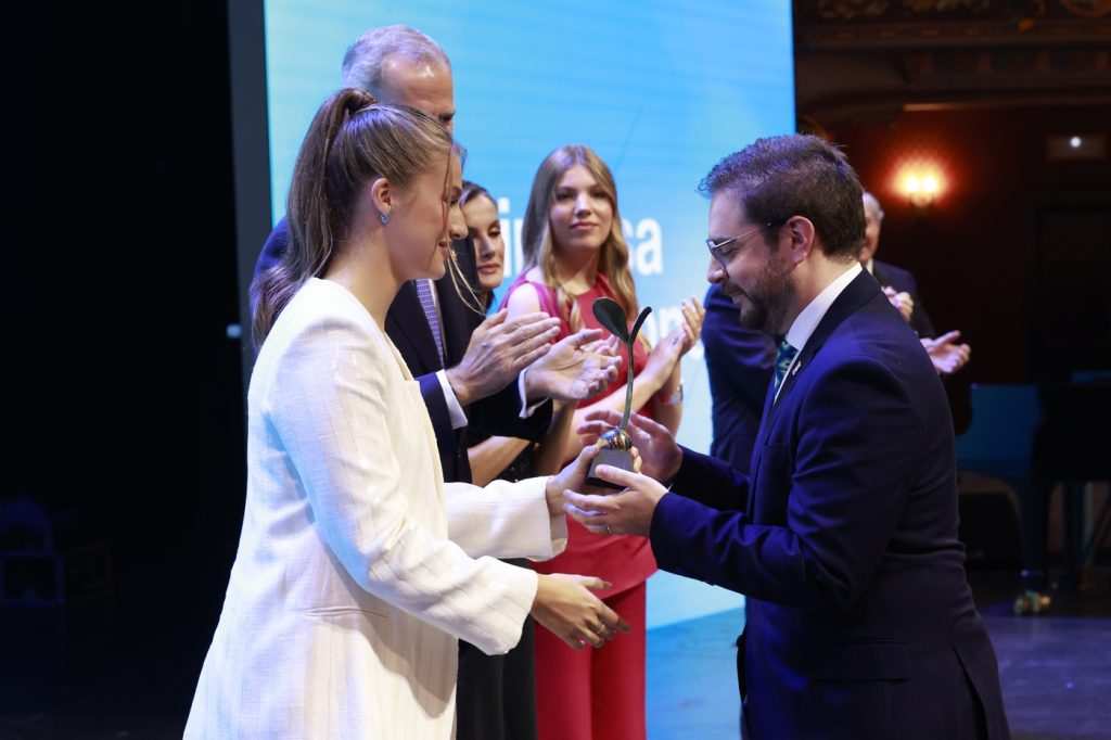 Принцеса Леонор връчва статуетка на един от наградените.
