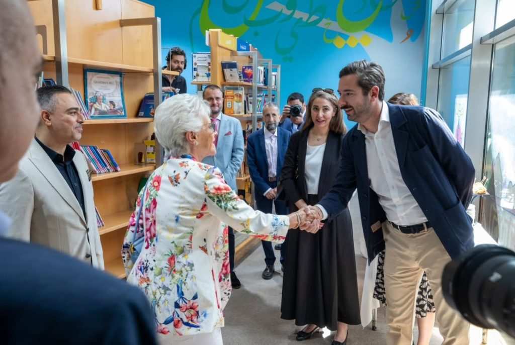 Принцеса Муна се ръкува с официални лица.