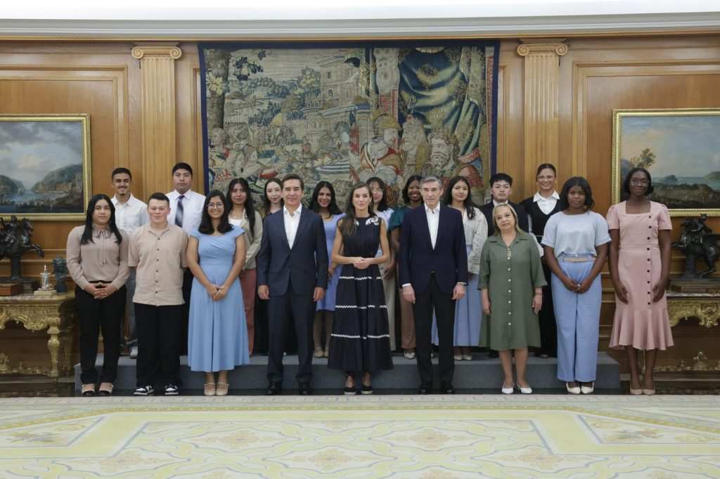 Кралицата позира за групова снимка с присъстващите. 