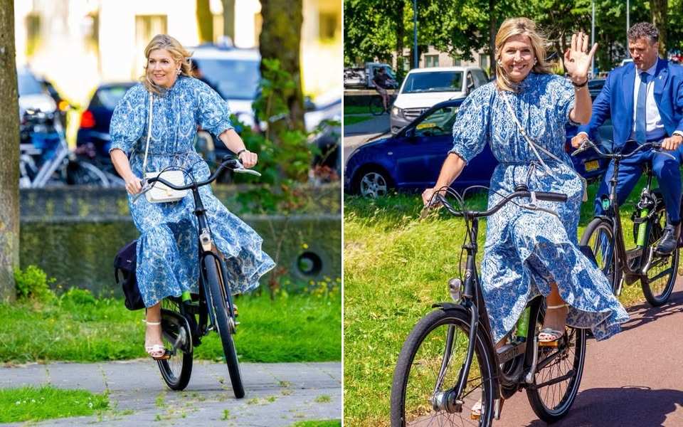 Кралица Максима кара велосипед по улиците на Амстердам. 