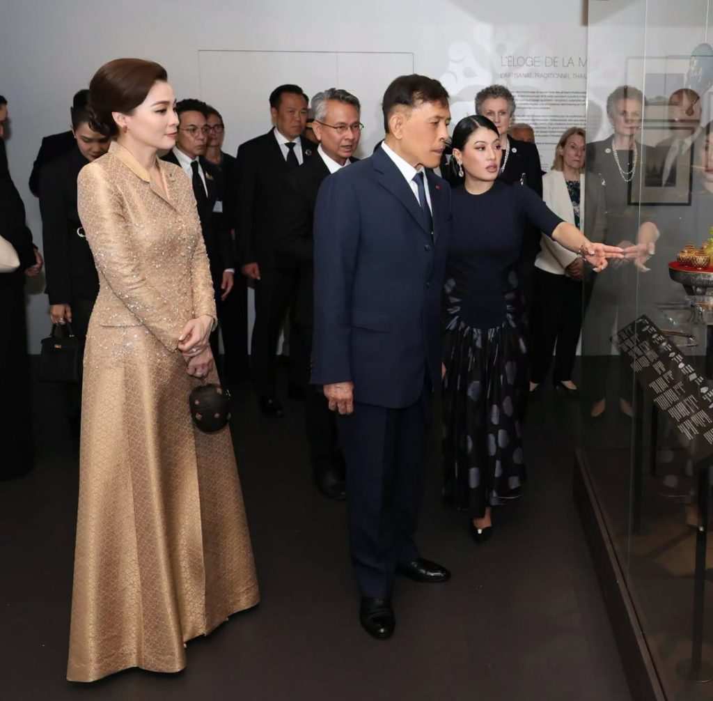 Кралската делегация пред витрина.