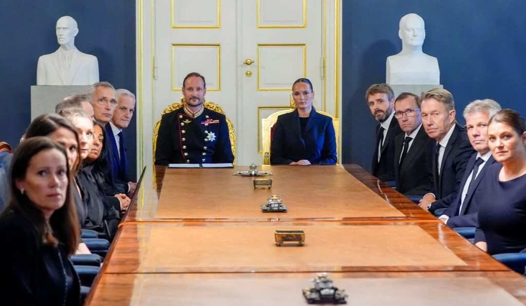 Крал Хокон VIII на заседанието.