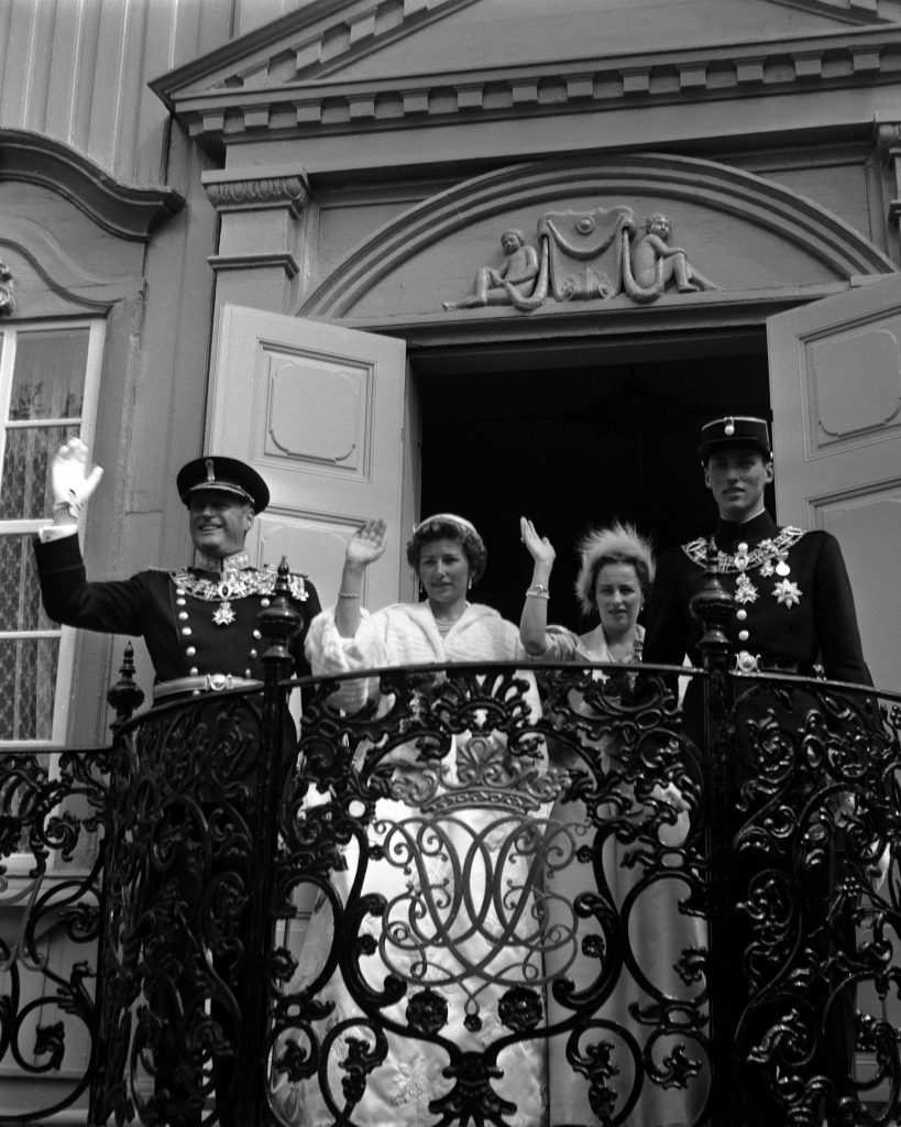 Крал Олав със семейството си на балкона.