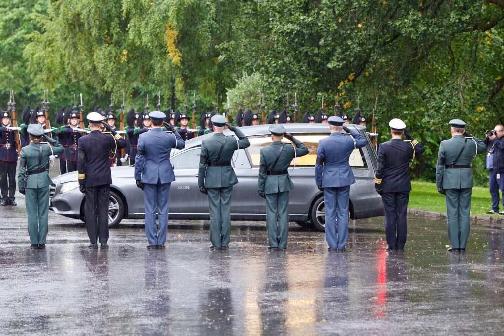 Кралската гвардия пред двореца.