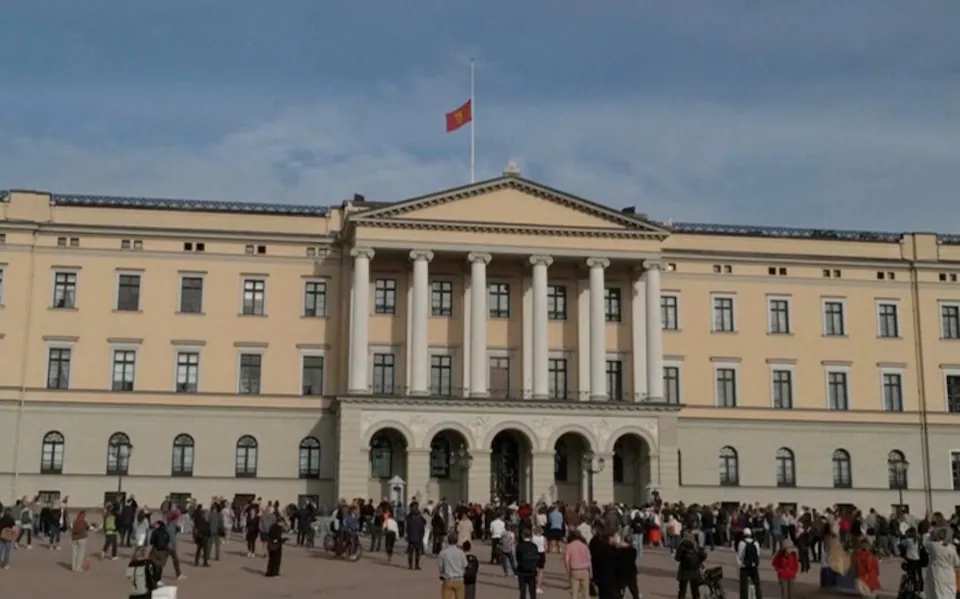 Флагът на двореца наполовина.