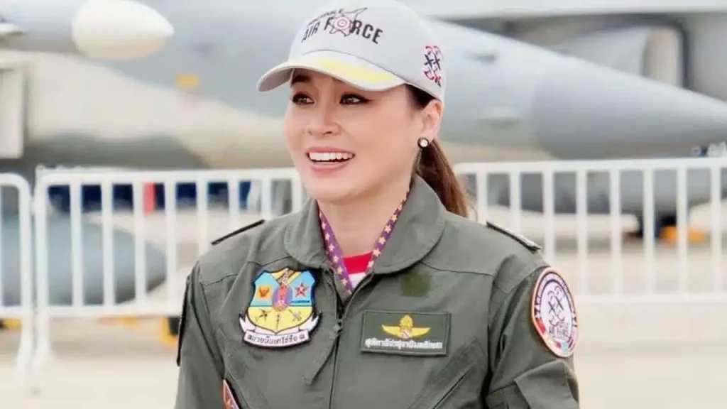 Кралица Сутида на военното летище.