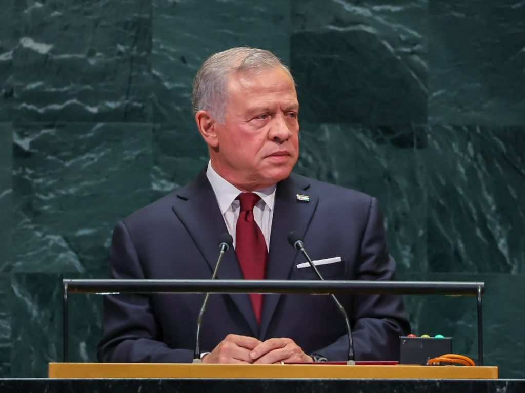 Кралят на Йордания на трибуната.