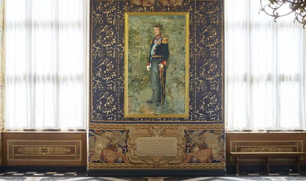 Картината окачена в зала.
