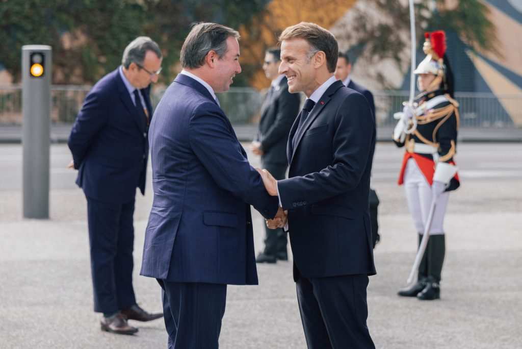 Двамата първи се ръкуват.