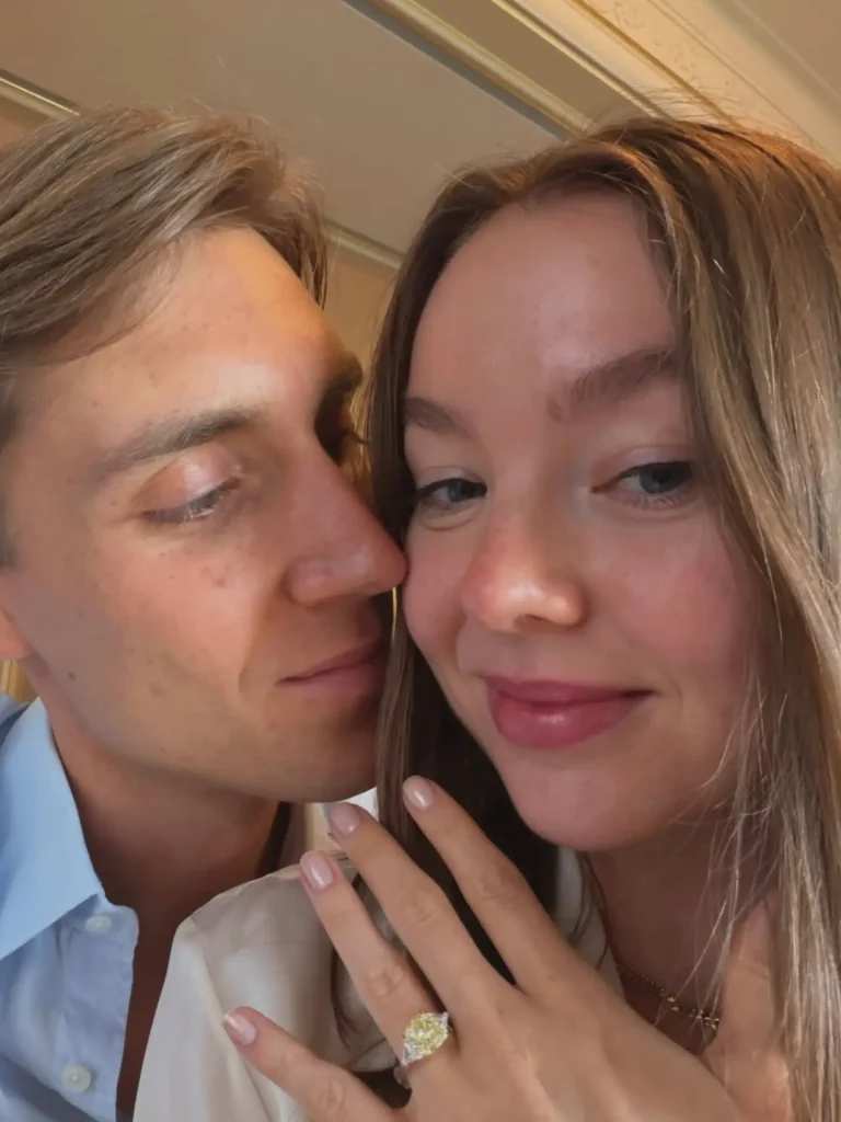 Двойката показва годежния пръстен.