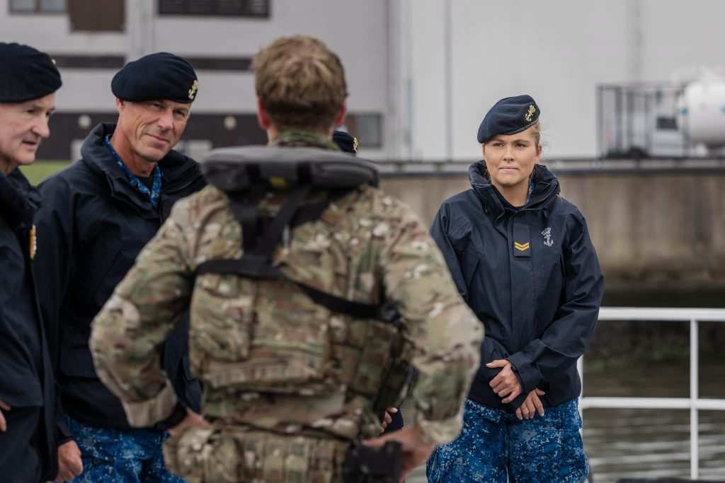 Принцеса Амалия с военноморски офицери.