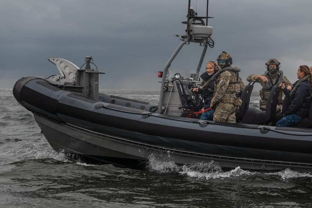 Принцеса Амалия на военен катер.