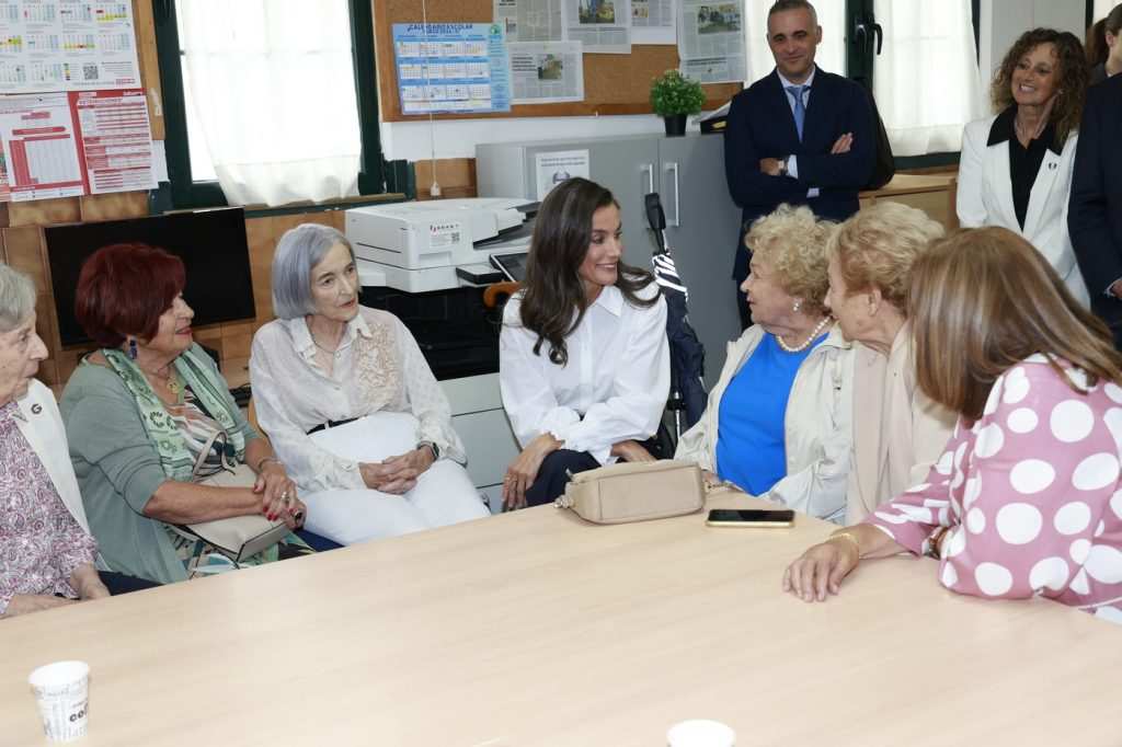 Кралицата с учители.