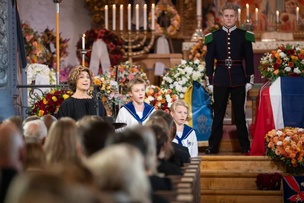 Певицата пред събралите се в църквата.