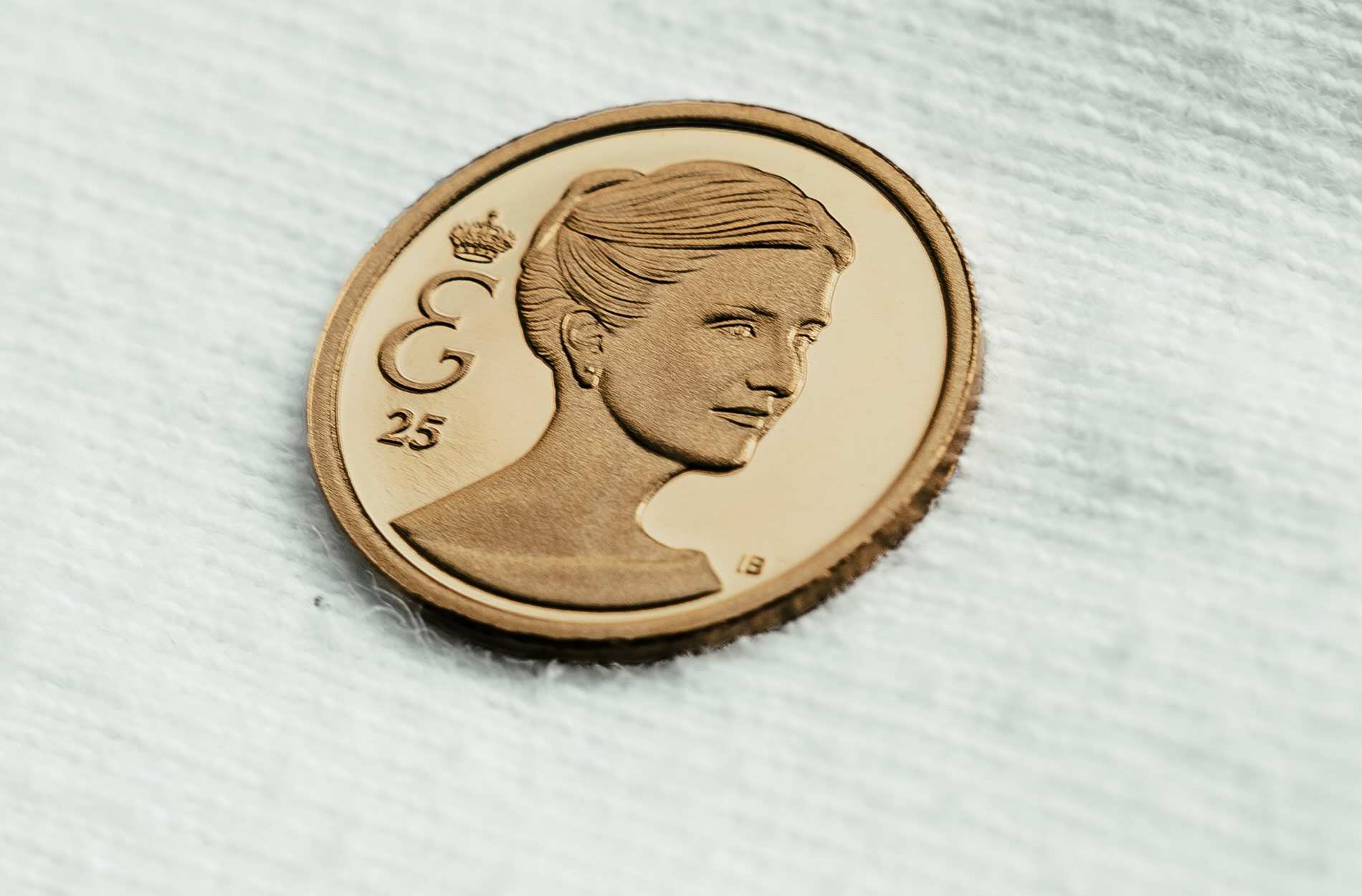 Златната възпоменателна монета с портрета на принцеса Елизабет за 25-ия ѝ рожден ден