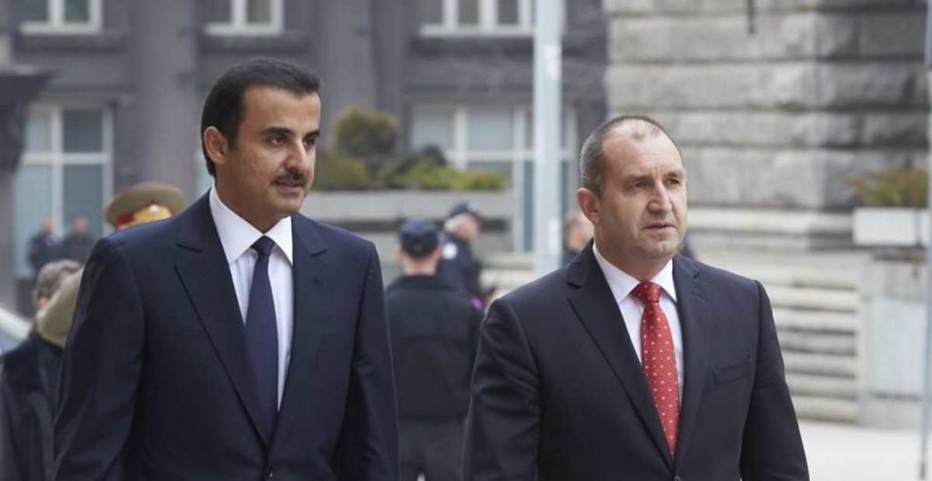 Емирът на Катар шейх Тамим бин Хамад Ал Тани и президентът Румен Радев пред Президентството в София, март 2018 г.