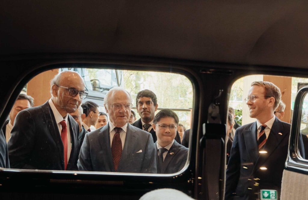 Крал Карл XVI Густаф и президентът Тарман Шанмугаратнам разглеждат Volvo PV60 в World of Volvo