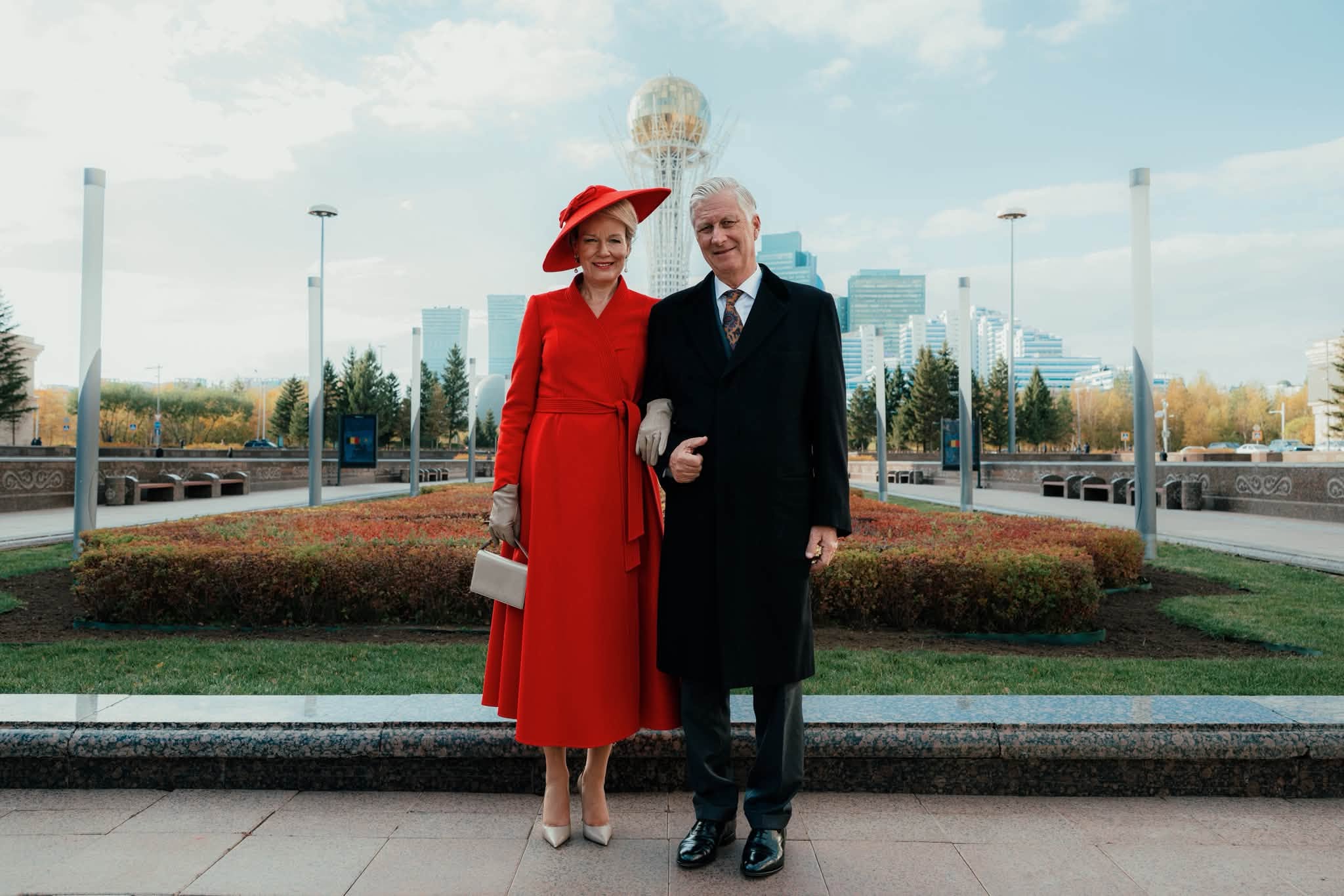 Кралица Матилде впечатли с червена шапка при официалното посрещане в Казахстан