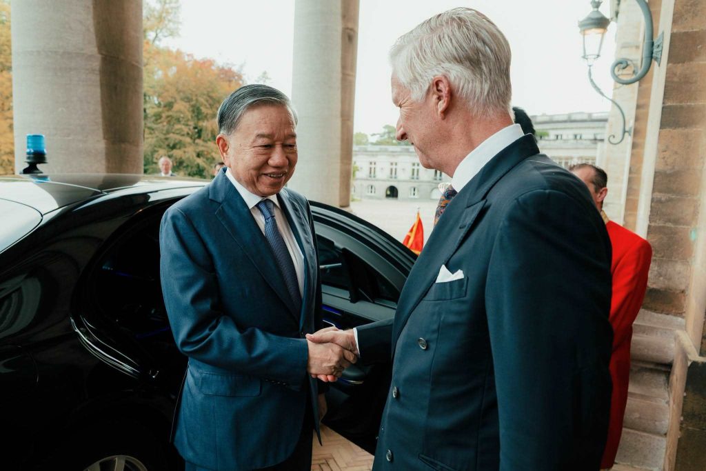 Крал Филип се ръкува с президента на Виетнам То Лам на входа на двореца Лакен