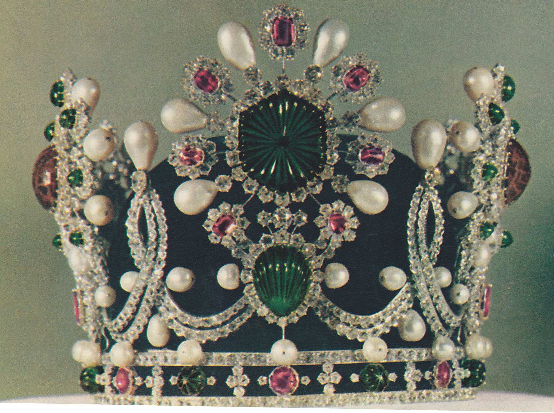 Короната на императрица Фара Пахлави, създадена от Van Cleef & Arpels за коронацията през 1967 г.