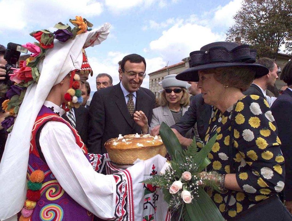 Кралица Беатрикс е посрещната с хляб и сол, октомври 1999 г.