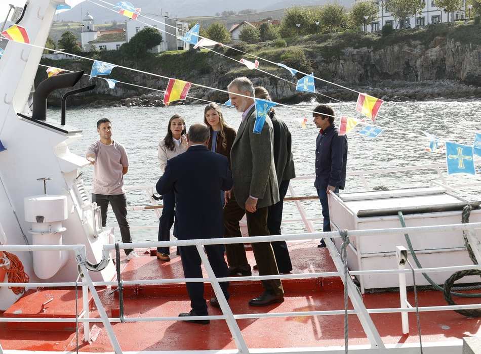 Кралското семейство на рибарския кораб Нуево Сандра Мария в Лянес