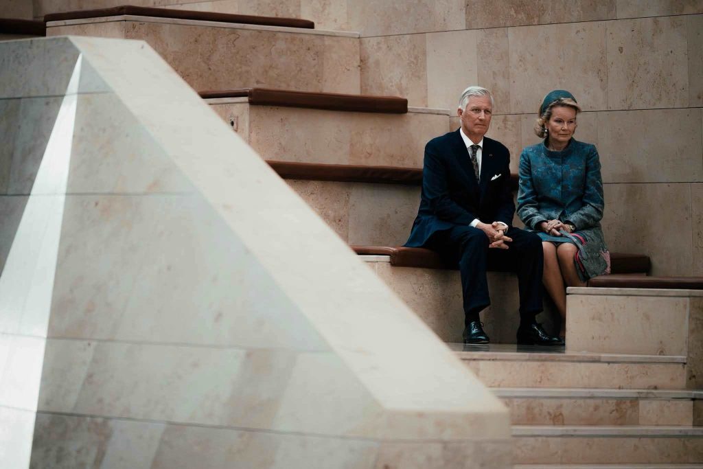 Кралица Матилде в палто на Armani Privé и крал Филип седнали на стълбите в Музея на изкуствата в Алмати