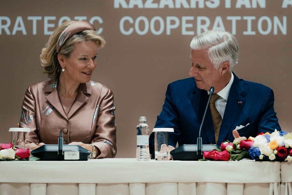 Кралица Матилде и крал Филип разговарят по време на кръглата маса в Астана