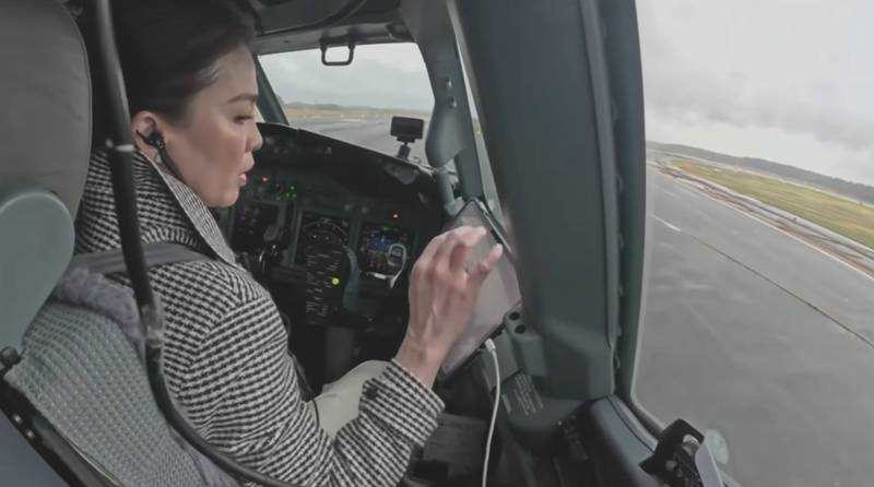 Кралица Сутида в пилотската кабина на кралския Boeing 737 след кацането на летище Ню Читосе