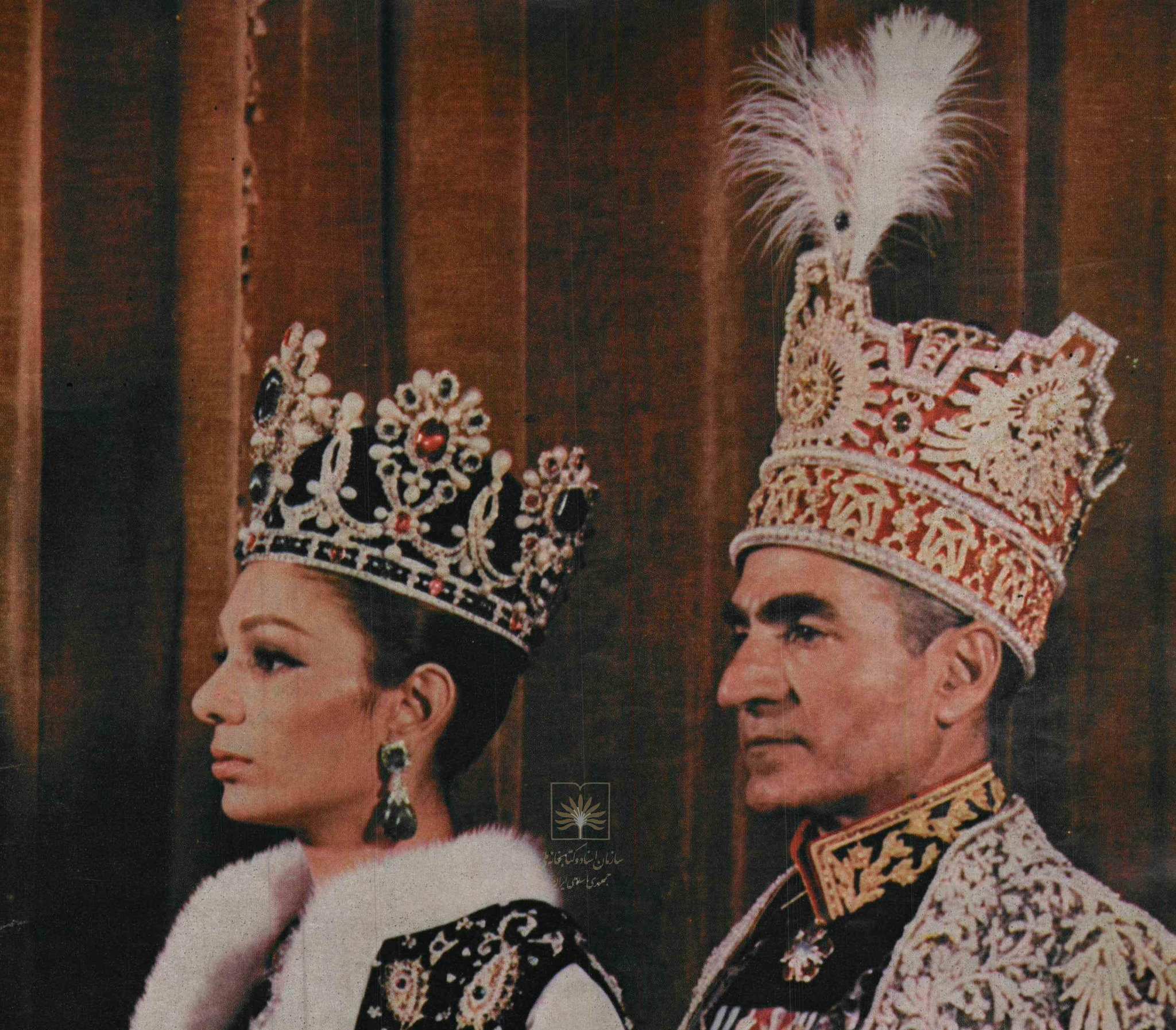 Мохамед Реза Пахлави и Фара с короните си на церемонията през 1967 г.