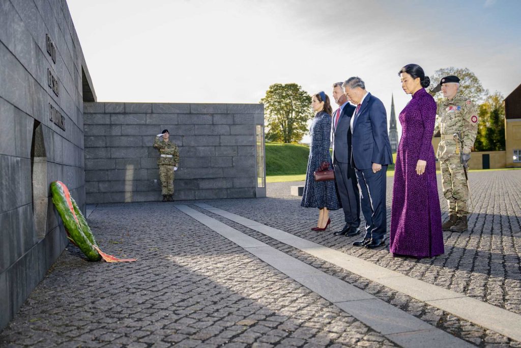 Кралската двойка и президентът на Виетнам със съпругата си при полагането на венец в Кастелет
